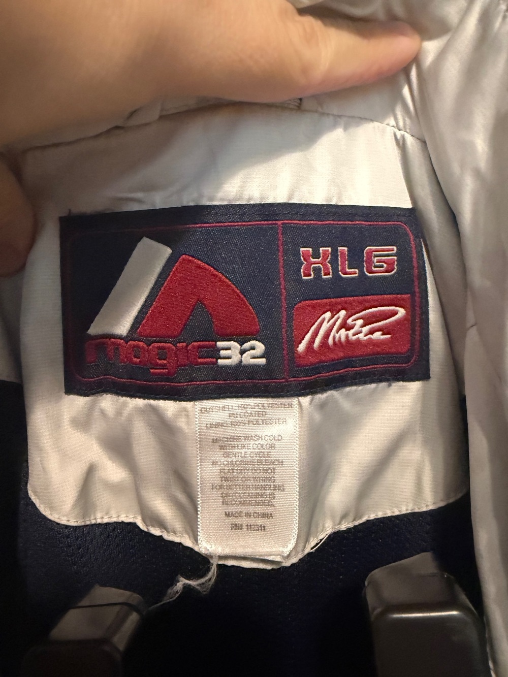 Magic 32 (Magic Johnson) - Picture 3 of 5
